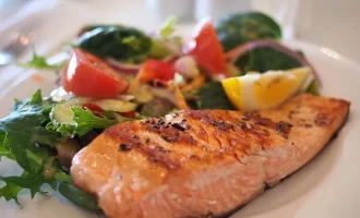 Grilled smoked salmon fillet garnished with pepper