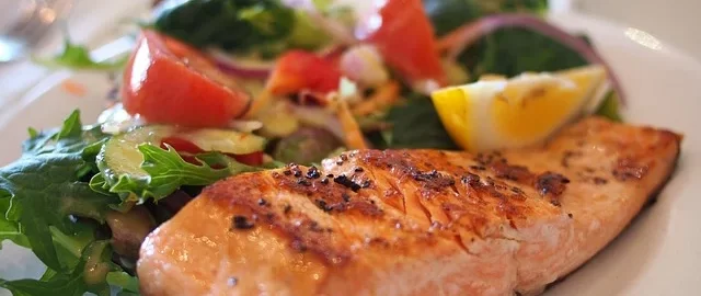 Grilled smoked salmon fillet garnished with pepper