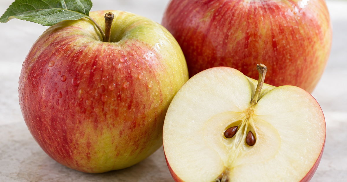 Fresh red and green apples