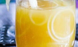 Pear and vodka cocktail served with fresh pear slices in a chilled glass
